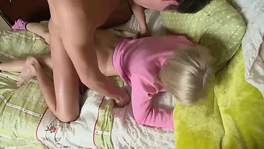 Minyon sarışın genç kız götten sikişiyor ve içine boşalıyor