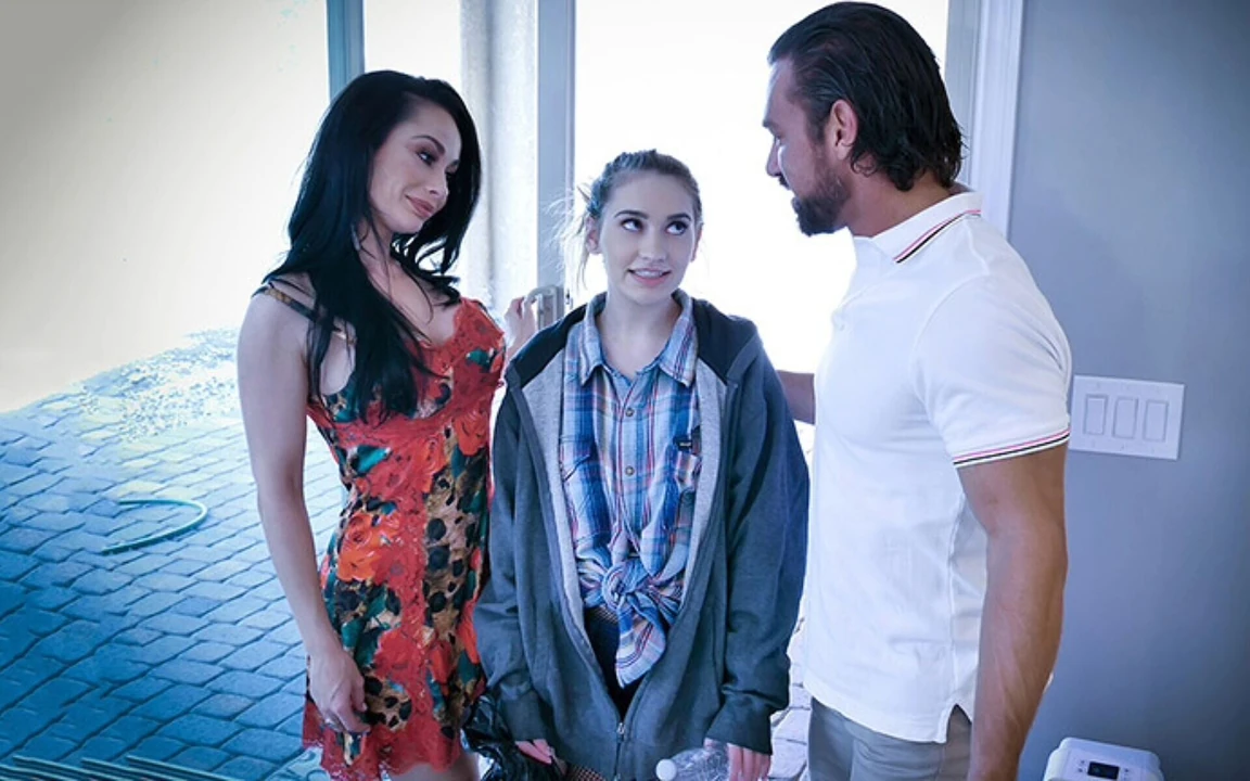 Подслушиваю Sera Ryder застукали с поличным и заставили подчиняться ее приемным родителям