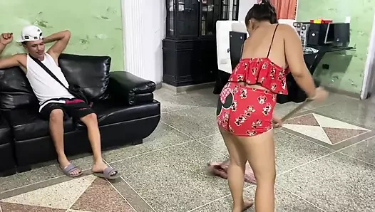 Üvey annem sikişmek istiyor ve babam orada değil, bu yüzden parmaklarını amcığıma sokuyor