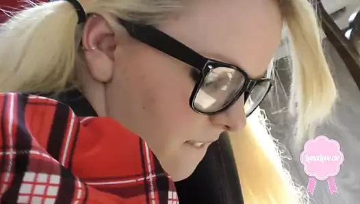 Sevimli sarışın genç kız içinde okul üniforması gets becerdin