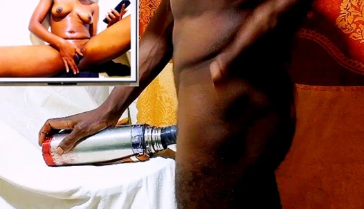 Kadın amcığının mastürbasyonünü izlerken erkek mastürbasyonu, su şişesini siktim ve gerçek amcık gibi hissettim! Çok ıslak ve ateşli amcık