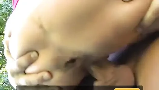 Zıplayan memeli büyük memeli orta yaşlı seksi kadın beyaz yarağı emiyor