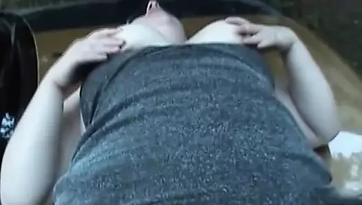 Şişman Alman fahişe yapay penisle oynuyor ve arabada yarağa biniyor