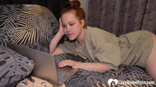 Возбужденная бывшая балерина принимает мой мясистый член глубоко в мокром сексе в душе