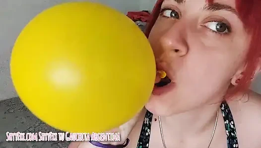 Tombul yanaklarla balon şişirme seansı!