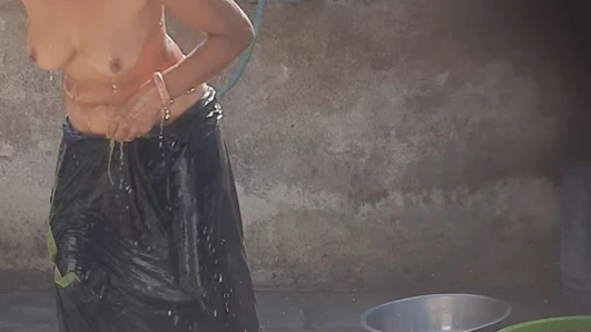 Üvey kız kardeşim evin dışındaki açık avluda banyo yapıyor ve baldızım eve çok güzel geldi