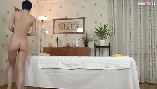 Mükemmel vücudu yağla ve sonra serseri kız sikiliyor