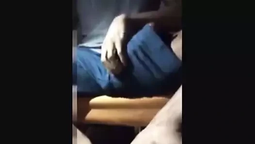 corridon entre los pantalones