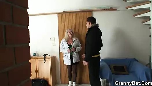 adam kâkül sarışın nine içinde siyah çorap