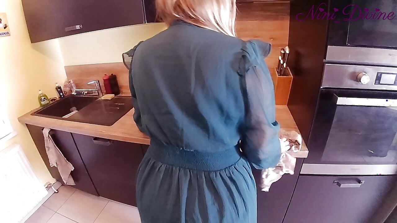 Cömert kız mutfakta sikilmek için büyük külotunu bir kenara çekti!