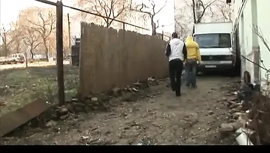 Ateşli genç kız amcık sikişi için iki adama katılıyor