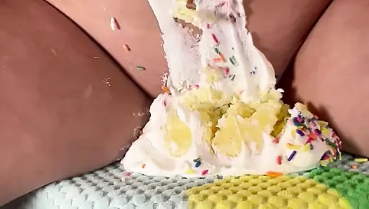 Üvey anne şişman amcığıyla doğum günü pastamı parçalıyor