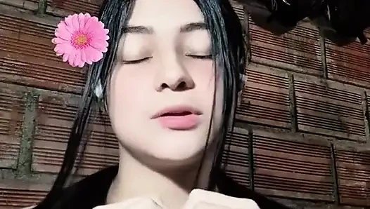Colombiana se masturba con su mejor amigo
