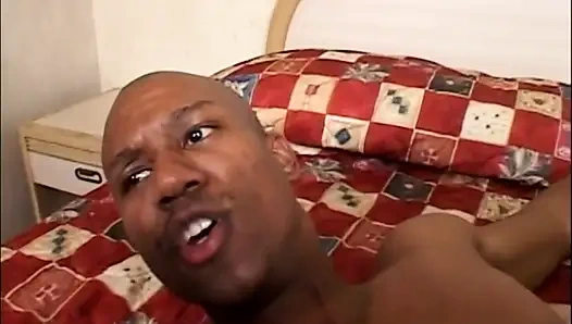 Büyük siyah yarakla siyah göte sarılıyor