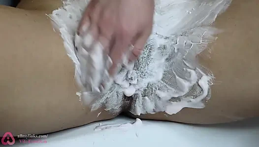 Karpuzlu tıraşlı kıllı amcığı tıraş ediyor köpük!