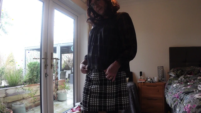 Cd giyinmiş ve baba için yaramaz olmaya hazır