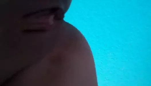 Busty esmer banyo aynasında yaramaz selfies alır