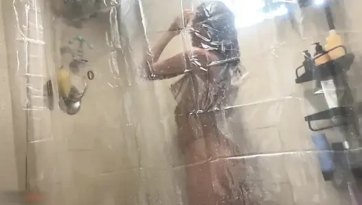Yaramaz orta yaşlı seksi kadın duş alıyor ve küçük göt deliğiyle oynuyor