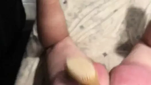 Kafası benim uyluklarım arasında sıkıştı, onun kıçını banyo fırçasıyla kürek çekiyorum