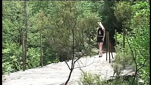 Biri izlerken nehirde anal sikiş