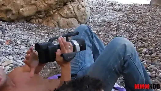 Küçük ve tatlı bir amcığın içinde 2 büyük yarak pembe amcık içinde sikiliyor