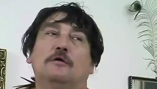 Sarışın güzel kadın sıkı ıslak amcığıyla şişman adamın sikini sikiyor