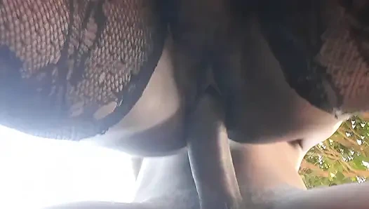 Özür dileyinceye kadar onu saygısız bir şekilde dövüyor