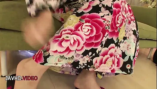 Manami komukai kimono clad Asyalı orta yaşlı seksi kadın ile üçlü macera!