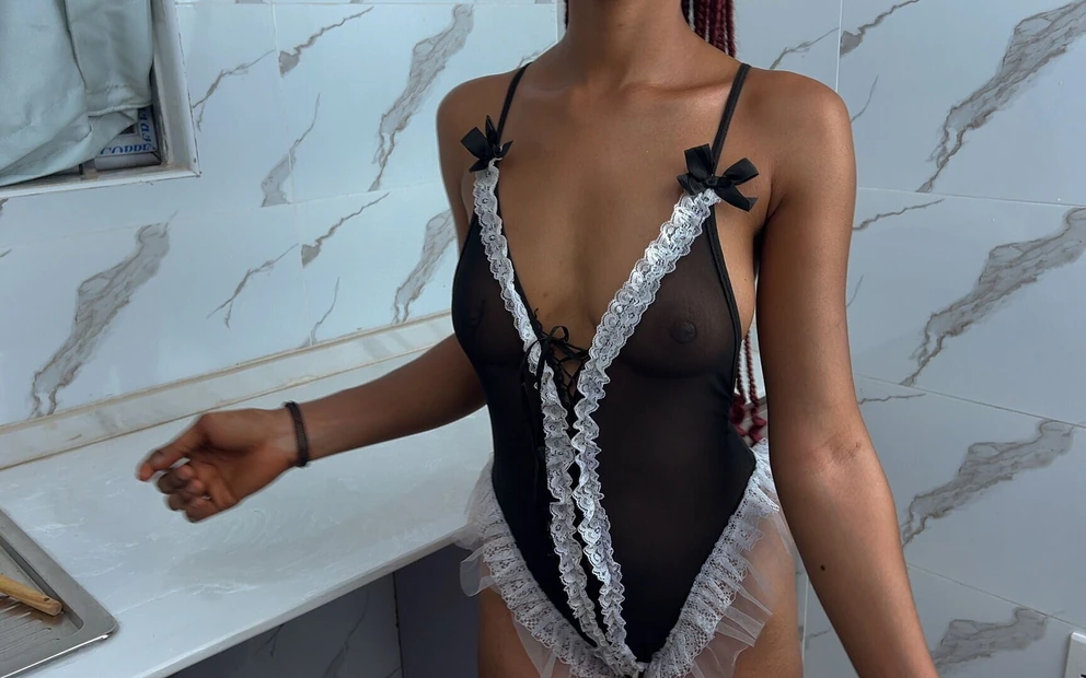 Шлюховатая горничная трахает пасынка своего босса (за кулисами)