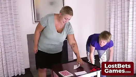 Son striptiz oyunu kaybedeni, sadece sutyenle kaldı