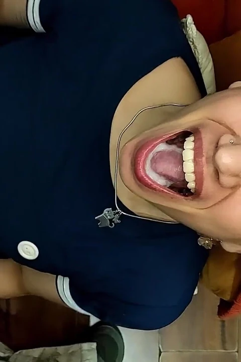 Quickie! Kanepede oral seks ve ağzına boşalma