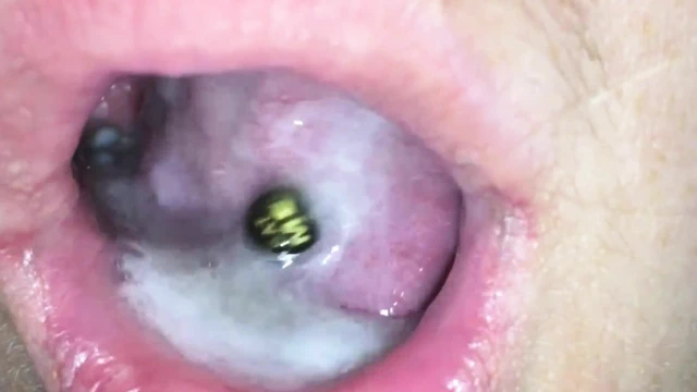 Karım kıllı sert bir yarak emiyor ve yutmadan önce bana ağzını gösteriyor