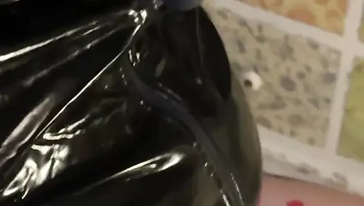 Zincirli Lateks Elbiseyle Bitbit Şakalı MILF