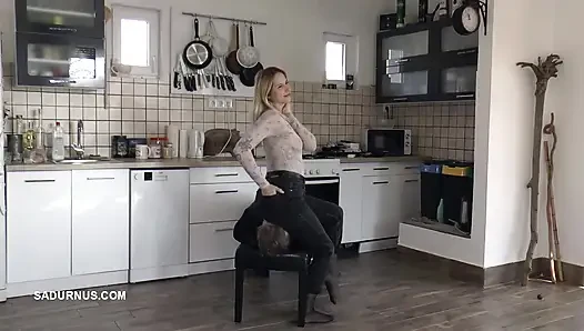 Bayan Amy Douxxx kölenin yüzünde kendini mutlu ediyor