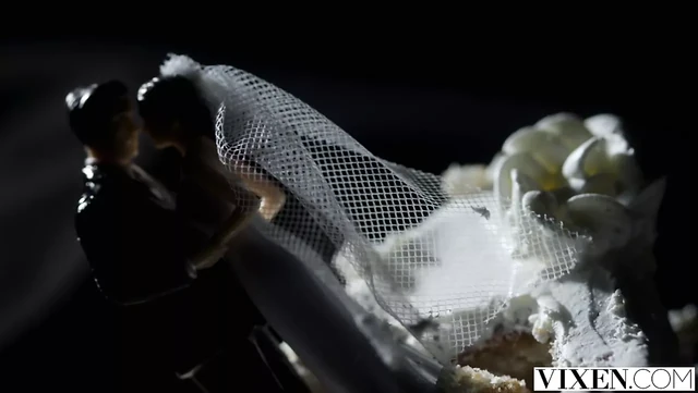 Vixen – seksi avery, Oliver'ı tekrar tekrar köşeye sıkıştırıyor