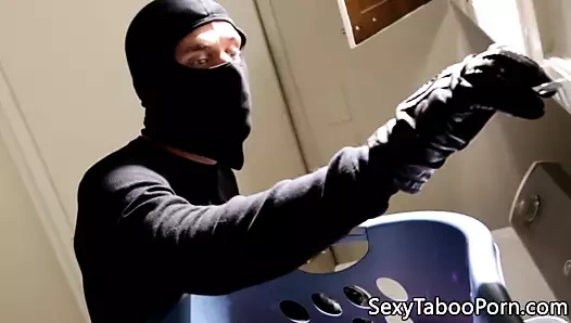 Busty bebek fantezi becerdin tarafından ev davetsiz misafir