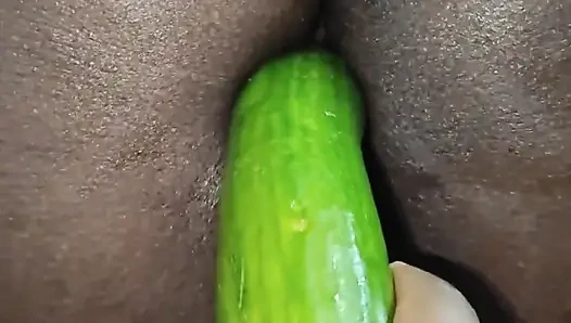 Eşim, içine salatalık koyduğu için patladı.