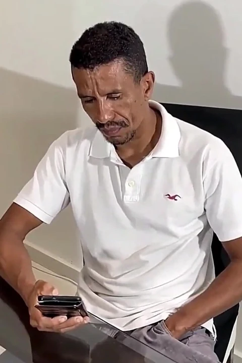 Baba üvey oğlunun kız arkadaşını onunla sikiyor