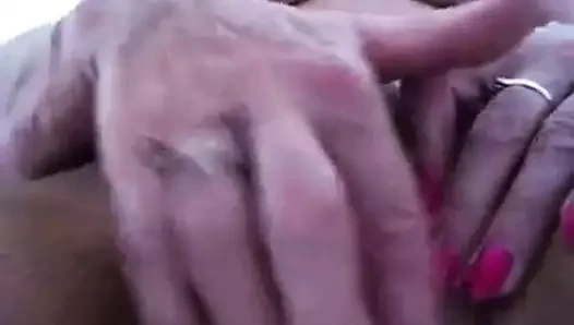 Büyük Meme anneanne oynama ile kendini