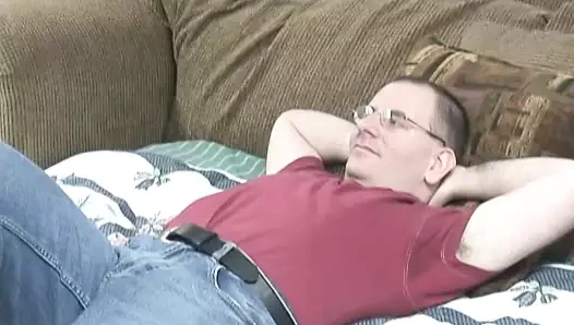 Seksi esmer adamın yarağını emiyor ve sonra yatakta sikiliyor