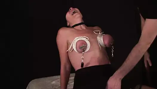 Abgebundene Titten und harte Schlaege Fetish