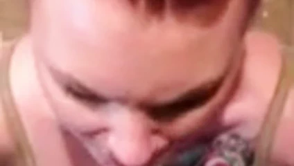 Döl yeme dövmeli milf