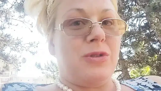 Parkta ve asansörde bir bankta işiyor