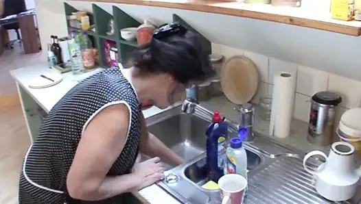 Olgun esmer orta yaşlı seksi kadın mutfak tezgahında sert sikiliyor