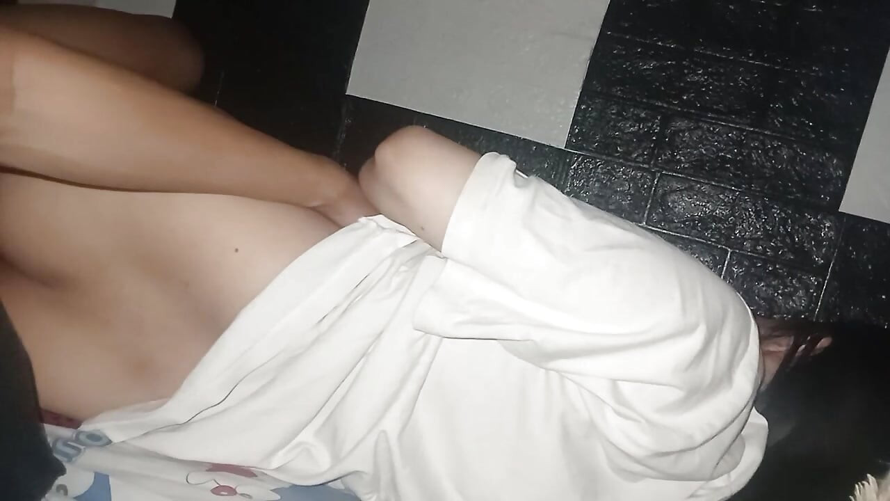 Asyalı bakirenin pürüzsüz götünü sikiyor