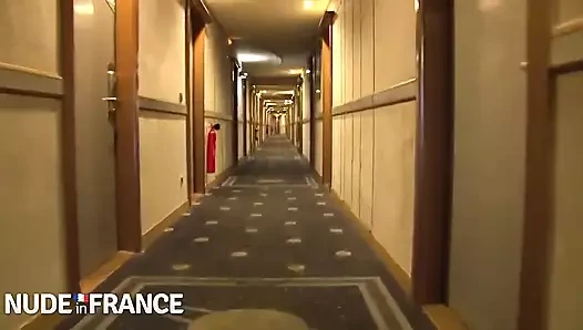 Azgın genç esmer parlak pembe amcığını açıyor