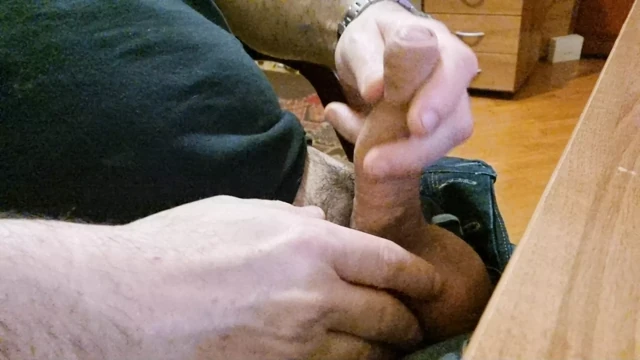 Büyük yaraklı ofiste mastürbasyon yapıyor
