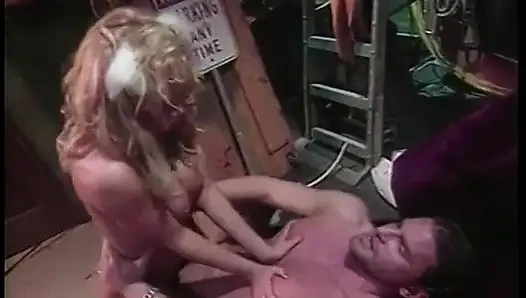 Güzel sarışın saçlı kız kostüm odasında sikiliyor