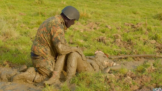 Lara Croft çamurda sikiliyor - tam video