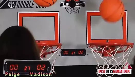 İki sevimli kız striptiz basketbolu atışları oynuyor.